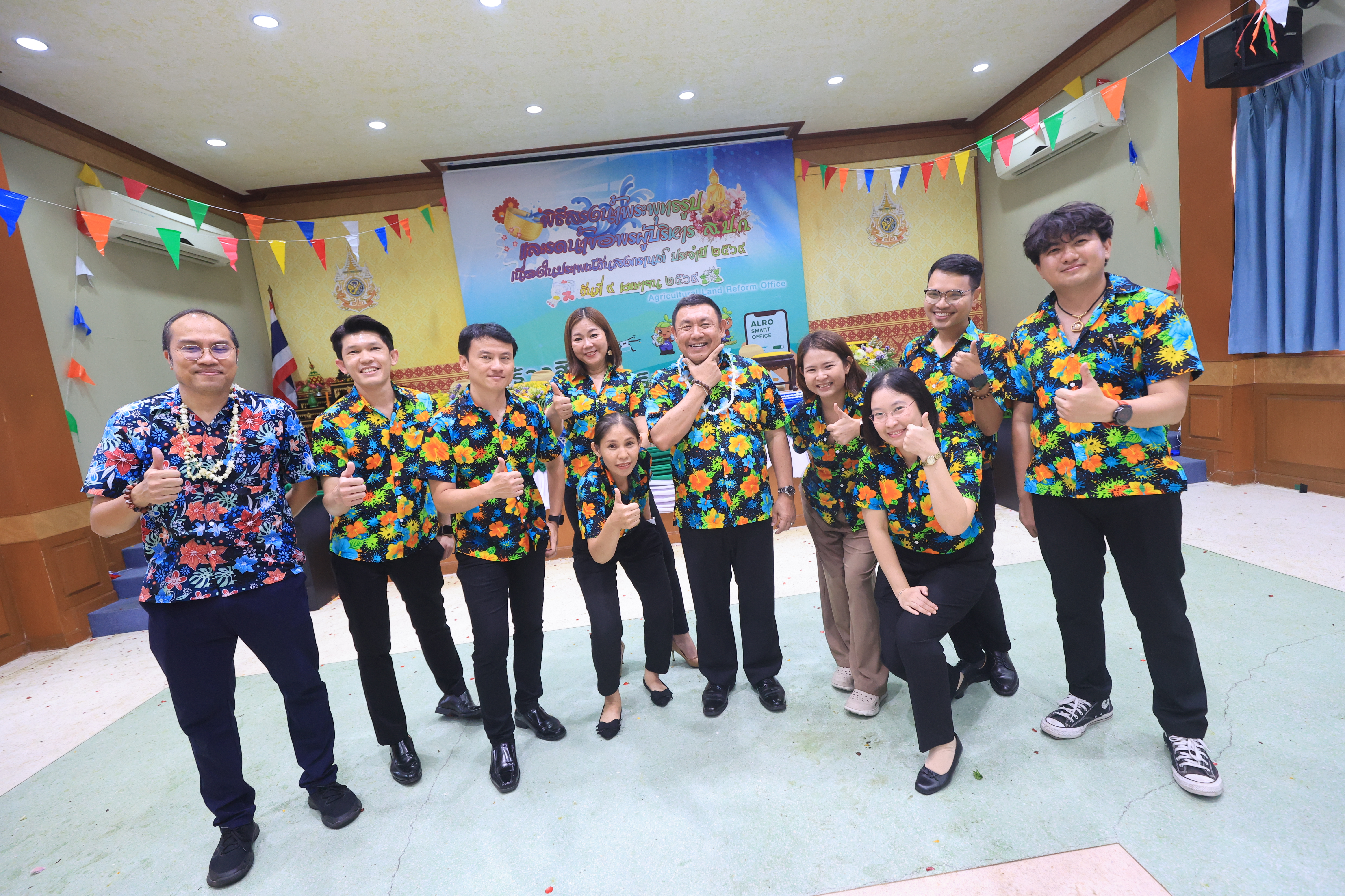 title - ชุ่มฉ่ำ! ชาว ส.ป.ก. ร่วมสรงน้ำพระพุทธรูป และรดน้ำขอพรผู้บริหาร เนื่องในประเพณีวันสงกรานต์ ประจำปี 2569 บรรยากาศเต็มไปด้วยความชื่นมื่นชุ่มฉ่ำ